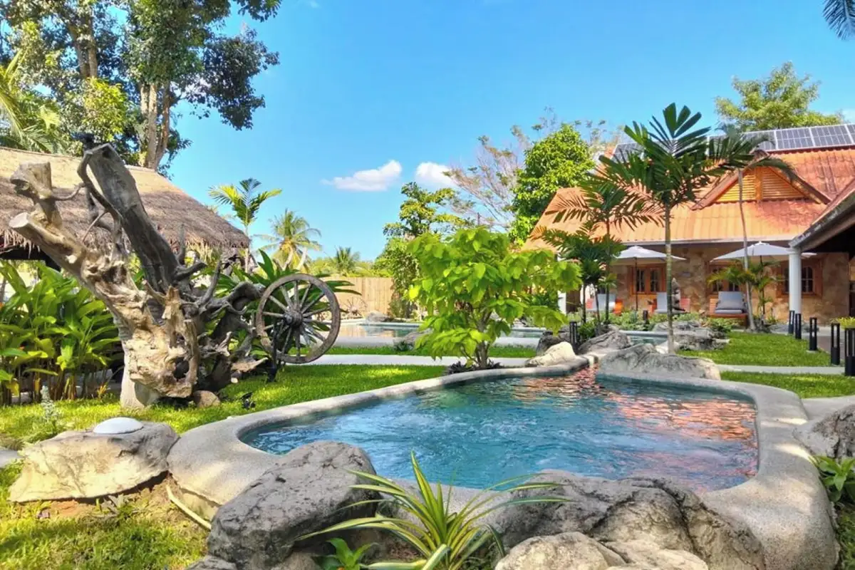 Piscine et jardins de VARAYA